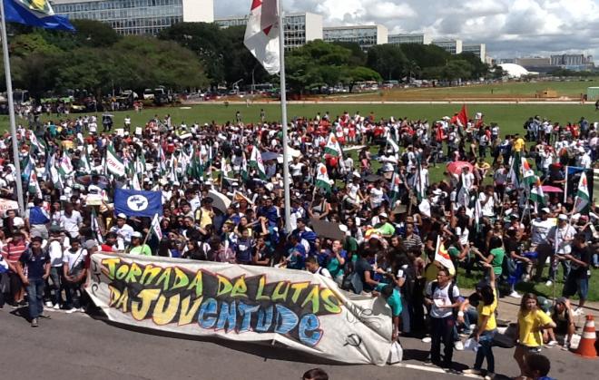 Jovens do campo e da cidade marcham em Brasília