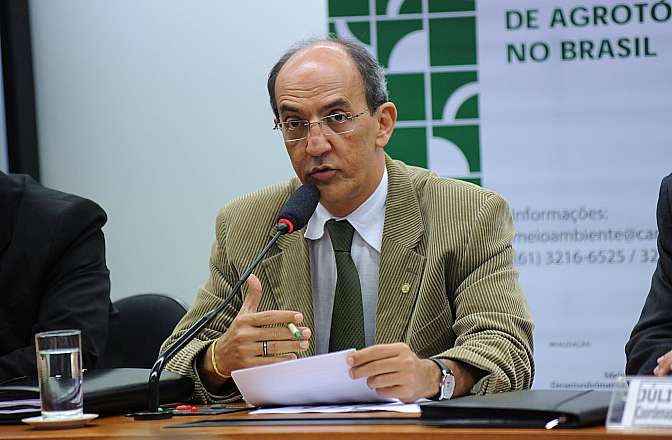 Comissão de Meio Ambiente deve apresentar proposta para reduzir uso agrotóxicos no Brasil